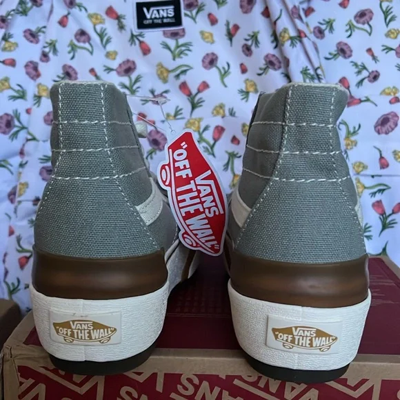 Vans WMNS Sk8-Hi Tapered
Canvas Green Milieu
VN0005U2VV2
Platforms Sneakers - Picture 14 of 16